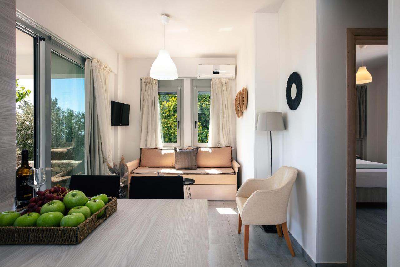 Evgoro Luxury Suites อาเยียกาลินี ภายนอก รูปภาพ