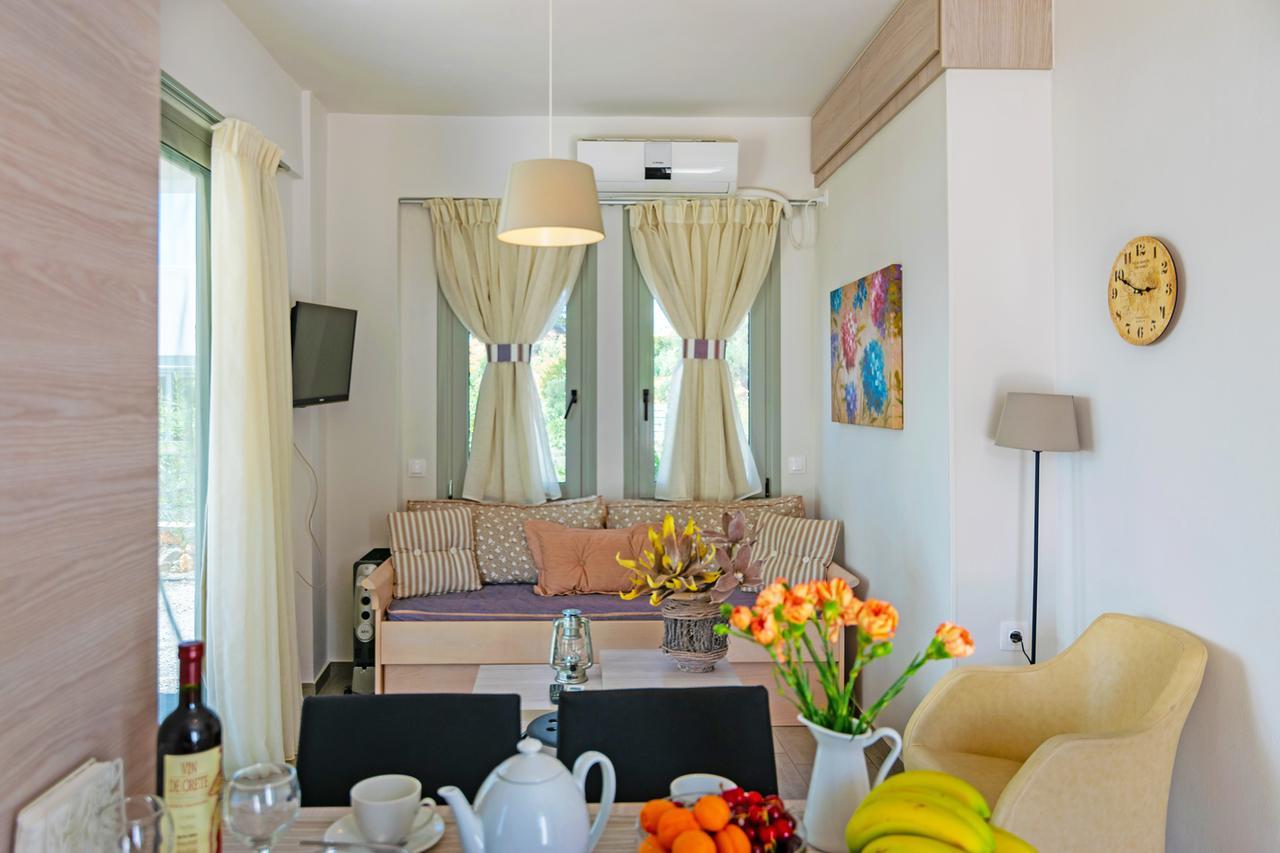 Evgoro Luxury Suites อาเยียกาลินี ภายนอก รูปภาพ